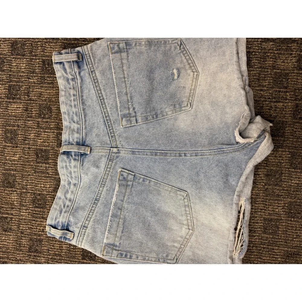 Chelsea Violet Distressed Denim Cut Off Shorts Blue‎ Light Wash Raw Hem Size 26